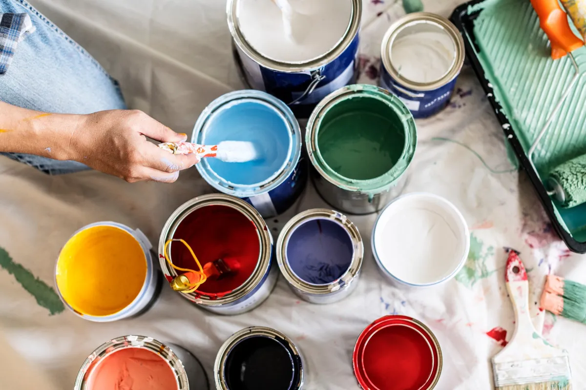 Pots de peinture intérieures de différentes couleurs